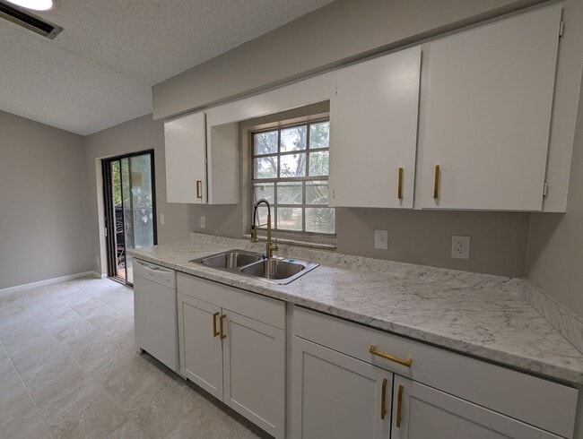 Photo - Updated 2 bedroom, 1 bath duplex apartment with inside laundry in beautiful Silver Springs Unidad A