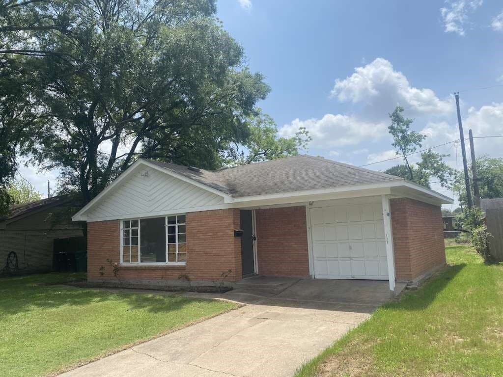 Photo - 121 E Riverwood Dr