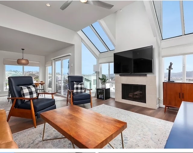 Photo - 319 Longden Ln