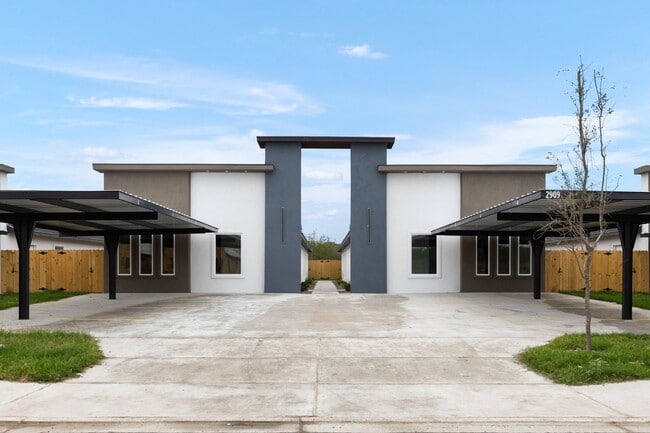 Building Photo - 3109 Links Dr Unit 1