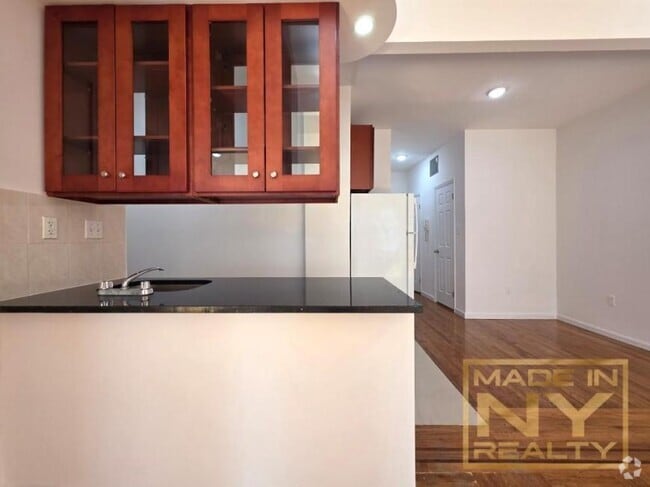 Building Photo - 1 bedroom in SUNNYSIDE NY 11104 Unit 3M Rental