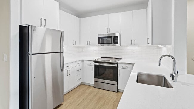 Cocina con electrodomésticos de acero inoxidable - Estancia at Santa Clara