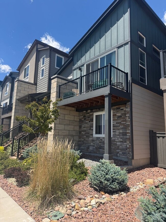 Building Photo - IMMACULATE TOWNHOME WITH 2 CAR ATTACHED GARAGE