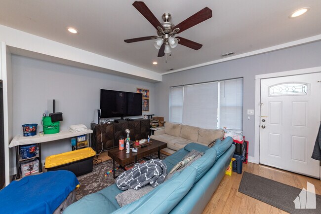 Photo - 2437 N Ashland Ave Unidad 1F
