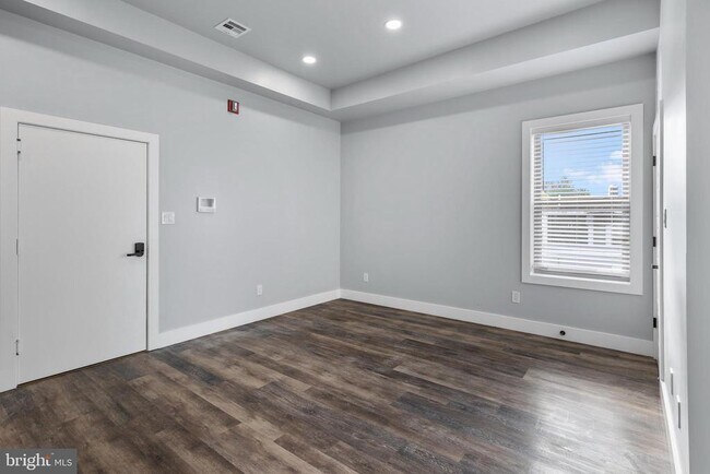 Photo - 342 W Queen Ln Unit 5