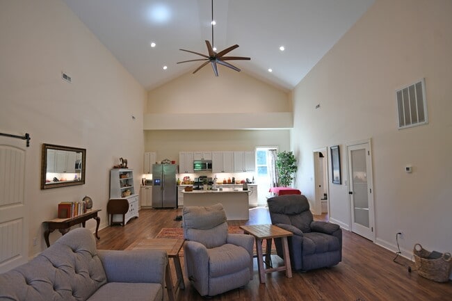 Photo - 210 Beltline Rd