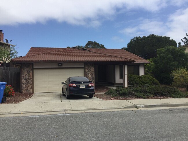 Photo - Sunny 5 Bedroom 3 Bath walk to UC