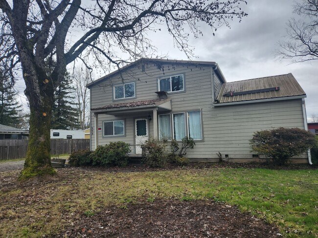 Building Photo - Newly Renovated Pet Friendly 2 Bed / 1 Bat... Rental