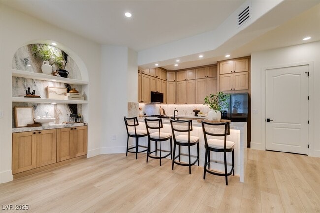 Building Photo - 32 E Serene Ave Unit 207