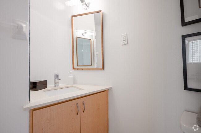 1BR, 1BA - 680SF - Bathroom - 18 Brownlow