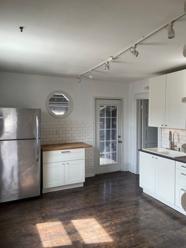 Building Photo - NE Duplex For Rent Unit 2