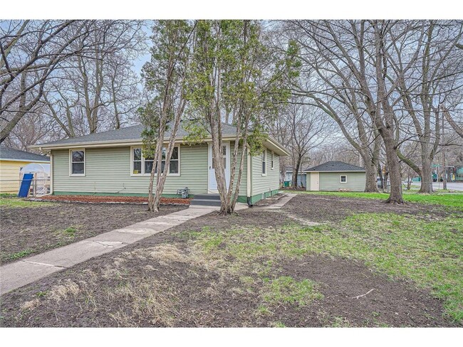 Photo - 6300 Quebec Ave N