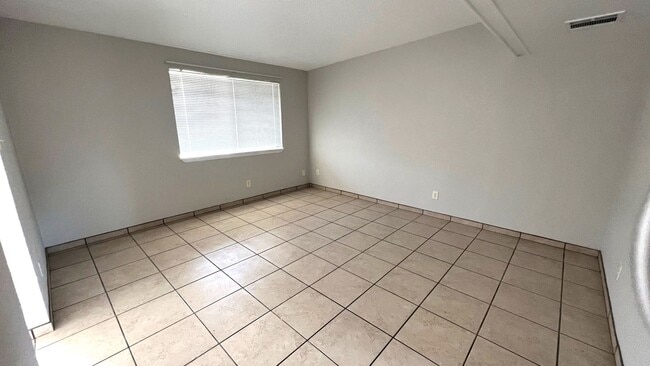 Photo - Beautiful home with 2 kitchens and 3 bedrooms and 2 bathrooms