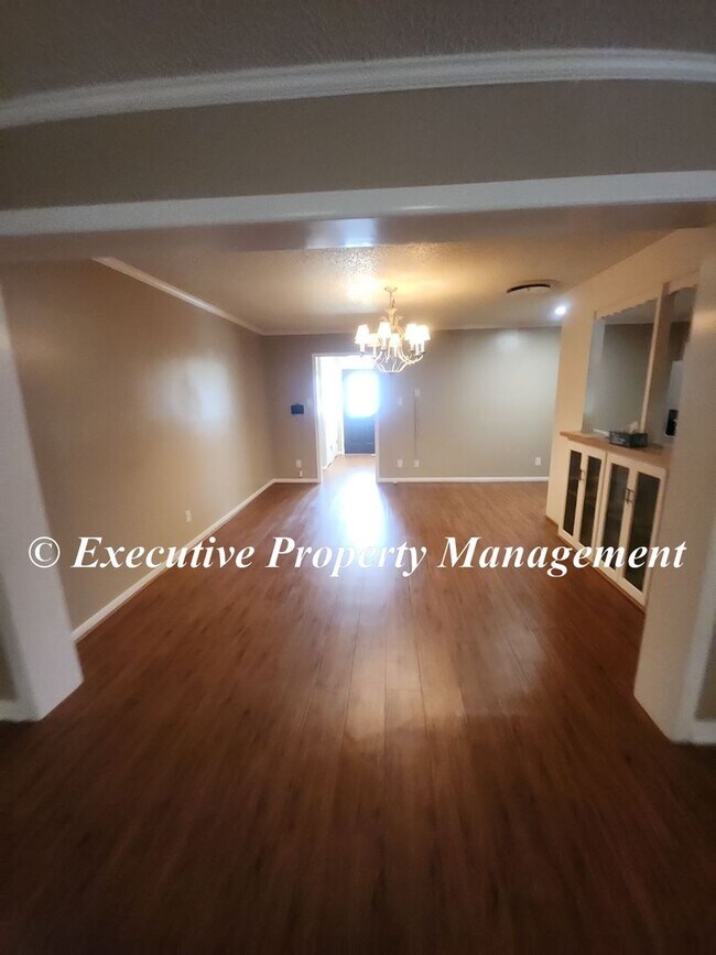 Photo - 1009 Robertson Ave