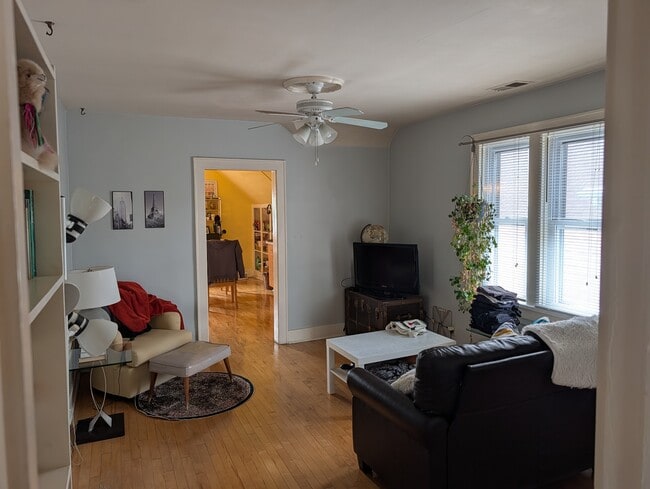 Building Photo - 517 E Burleigh St Unit upper