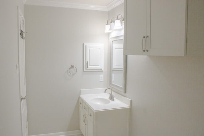 Building Photo - 29607 Legends Green Dr