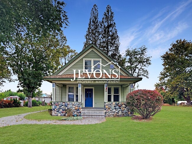 Charming 3-bedroom home with fenced backya... - Charming 3-bedroom home with fenced backya...