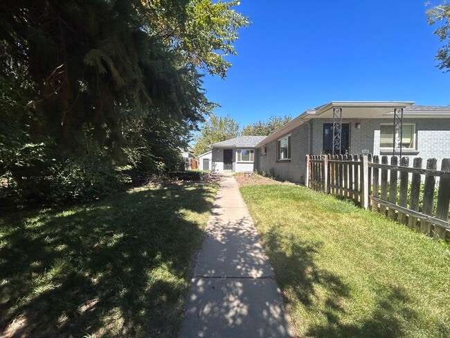 Photo - $0 DEPOSIT OPTION. CHARMING 2BED/1BATH DUPLEX NEAR SLOAN LAKE!!