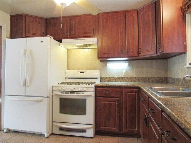 Photo - 3 Bedroom Single Family Home For Rent Southeast Erie Great Location!  No Students!