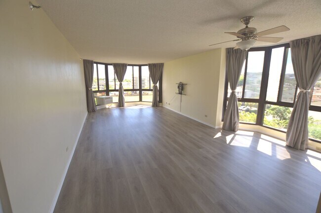 Building Photo - Country Club Plaza 3 bedroom 2 Bath 2 parking Unit 613