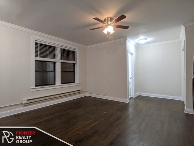 Building Photo - 3340 N Marshfield Ave Unit 3345-209