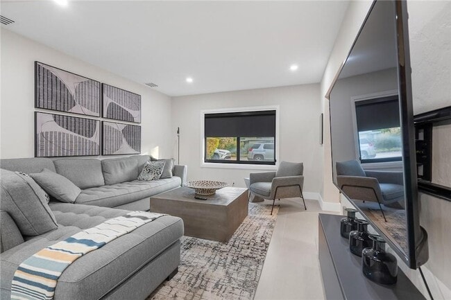 Photo - 425 NE 25th St