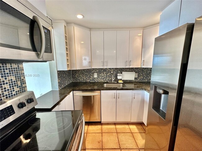 Building Photo - 2350 NE 135th St Unit 1101