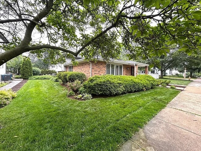 Building Photo - 106 S Bruner St