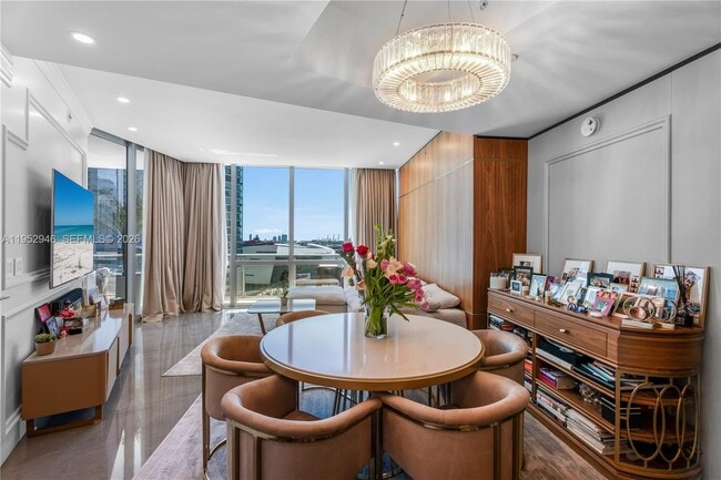 Photo - 851 NE 1st Ave Unidad 1409