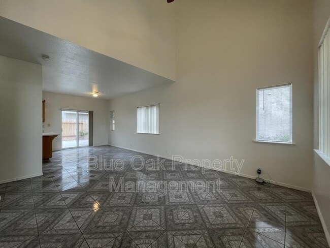 Photo - 2468 England St