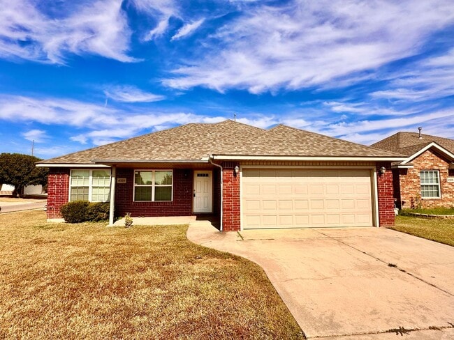 Building Photo - Newer 3 Bedroom off I-240