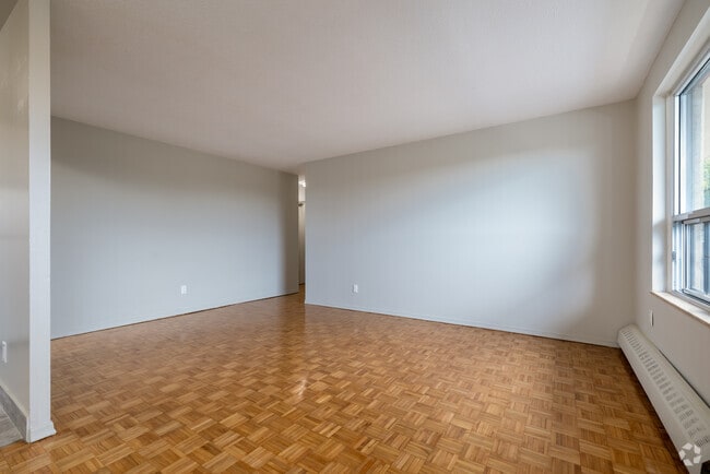 2BR, 1BA - 549-573 N Service Rd