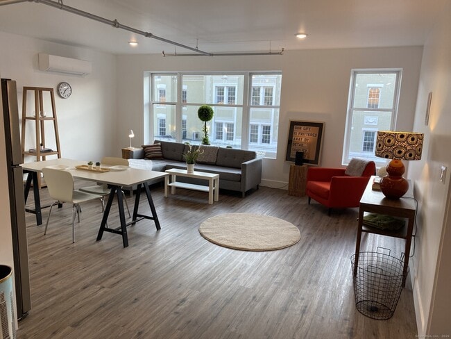 Building Photo - 104 Main St