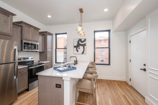 Photo - 1706 Lang St