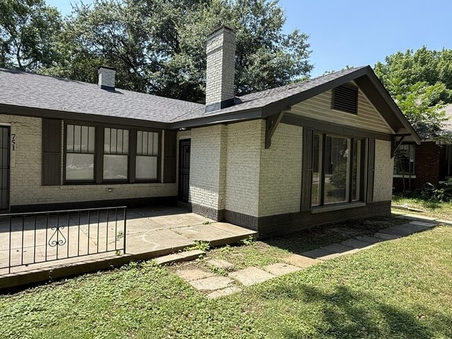 Building Photo - 753 N Evergreen St