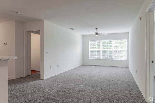 2BR, 2BA - 1,028SF - Living Room