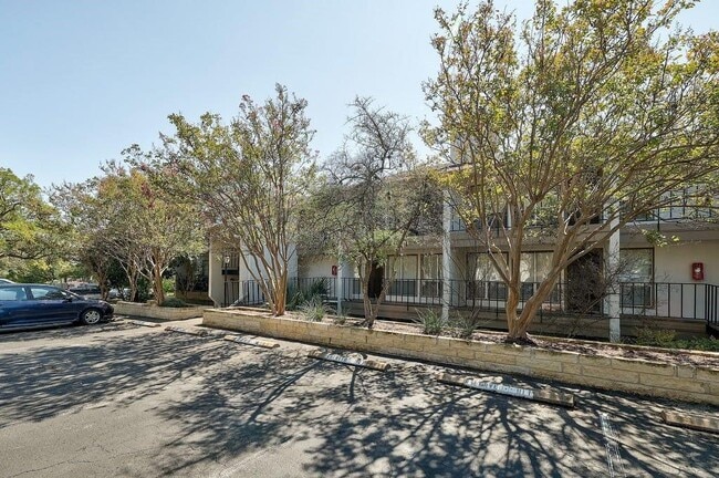 Photo - 6910 Hart Ln Unit 907