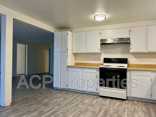 Photo - 1585 E Badger Rd