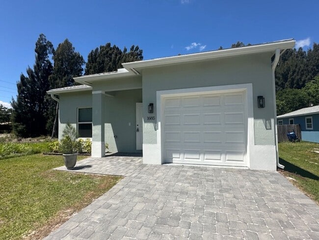 Building Photo - 3 Bedroom 2 Bath 1 Car Garage