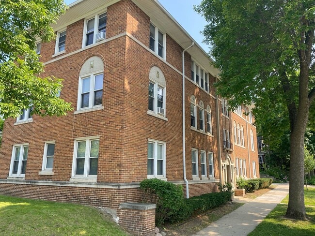 Building Photo - 2752 N Bartlett Ave