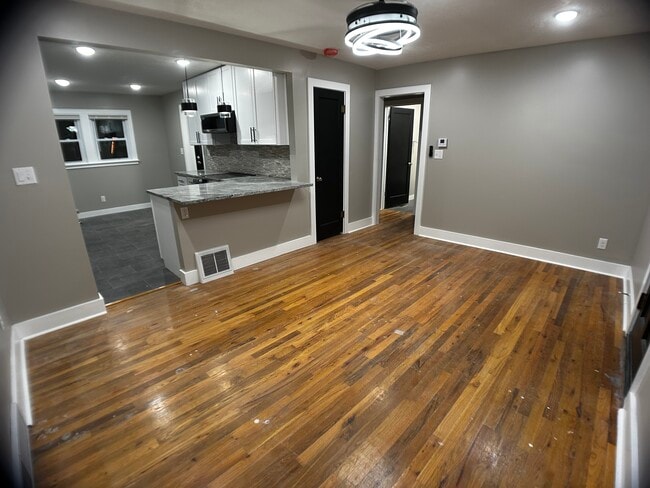 Photo - 5727 Saylor St