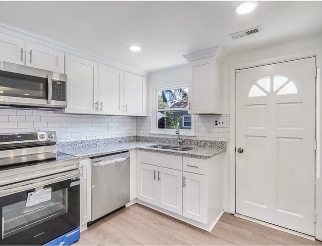Photo - 2460 Hemlock St