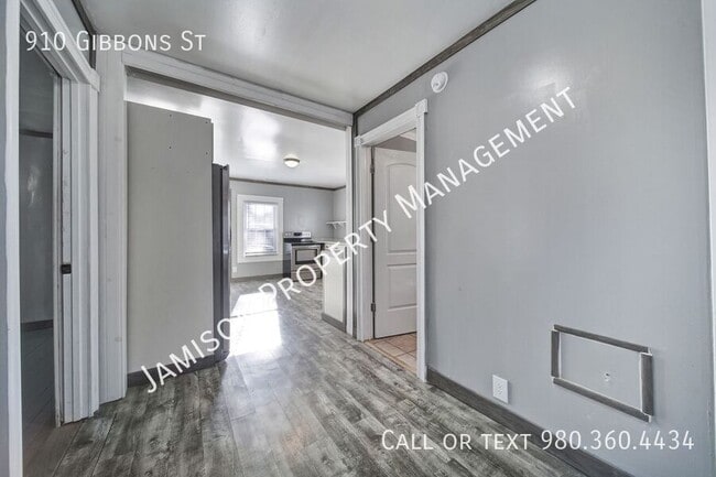 Photo - 910 Gibbons St