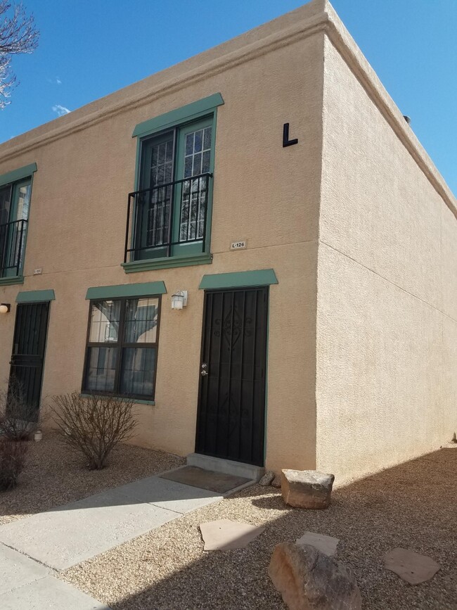 Frente de casa adosada - 3301 Monroe St NE