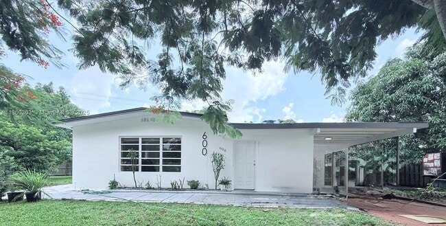 Building Photo - 600 NE 44th St Rental