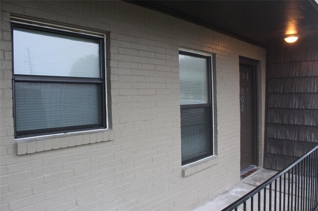 Building Photo - 1518 East Ave Unit 102 Rental