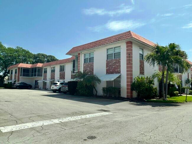 Building Photo - 3550 NW 8th Ave Unit 312
