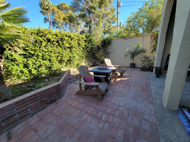 1542 E Solano Dr
