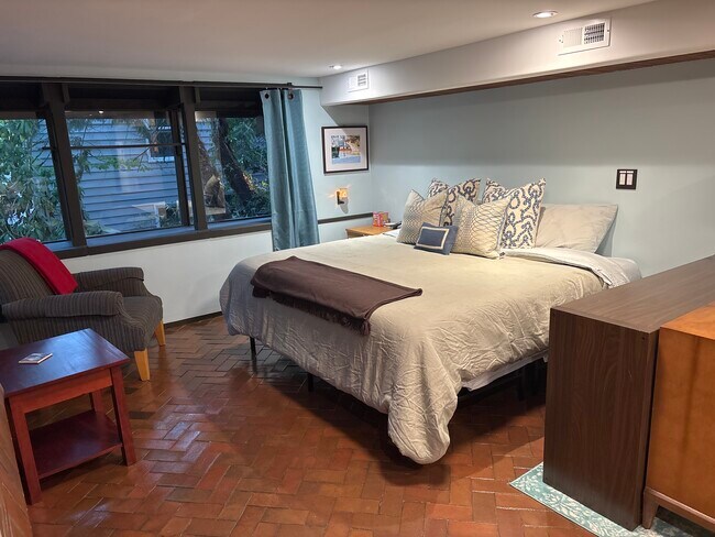 King size bed w/linens - 4312 37th Ave NE