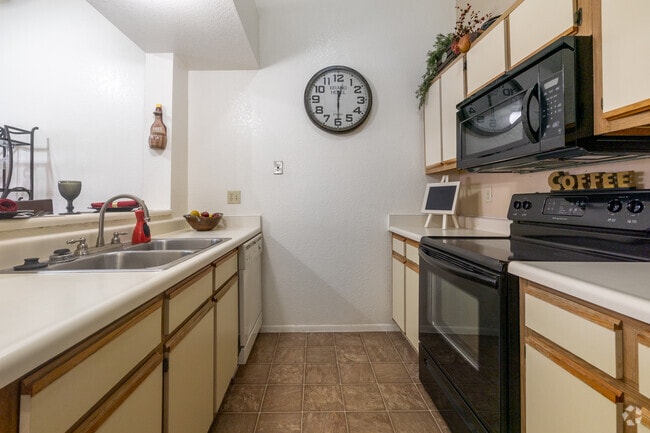 1BR, 1BA - 642SF - Kitchen